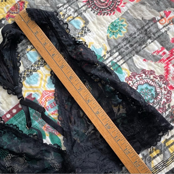 Savage X Fenty Black Lace Bra Bralette Plunging V-Neck and Wide Straps Large? - Picture 5 of 6